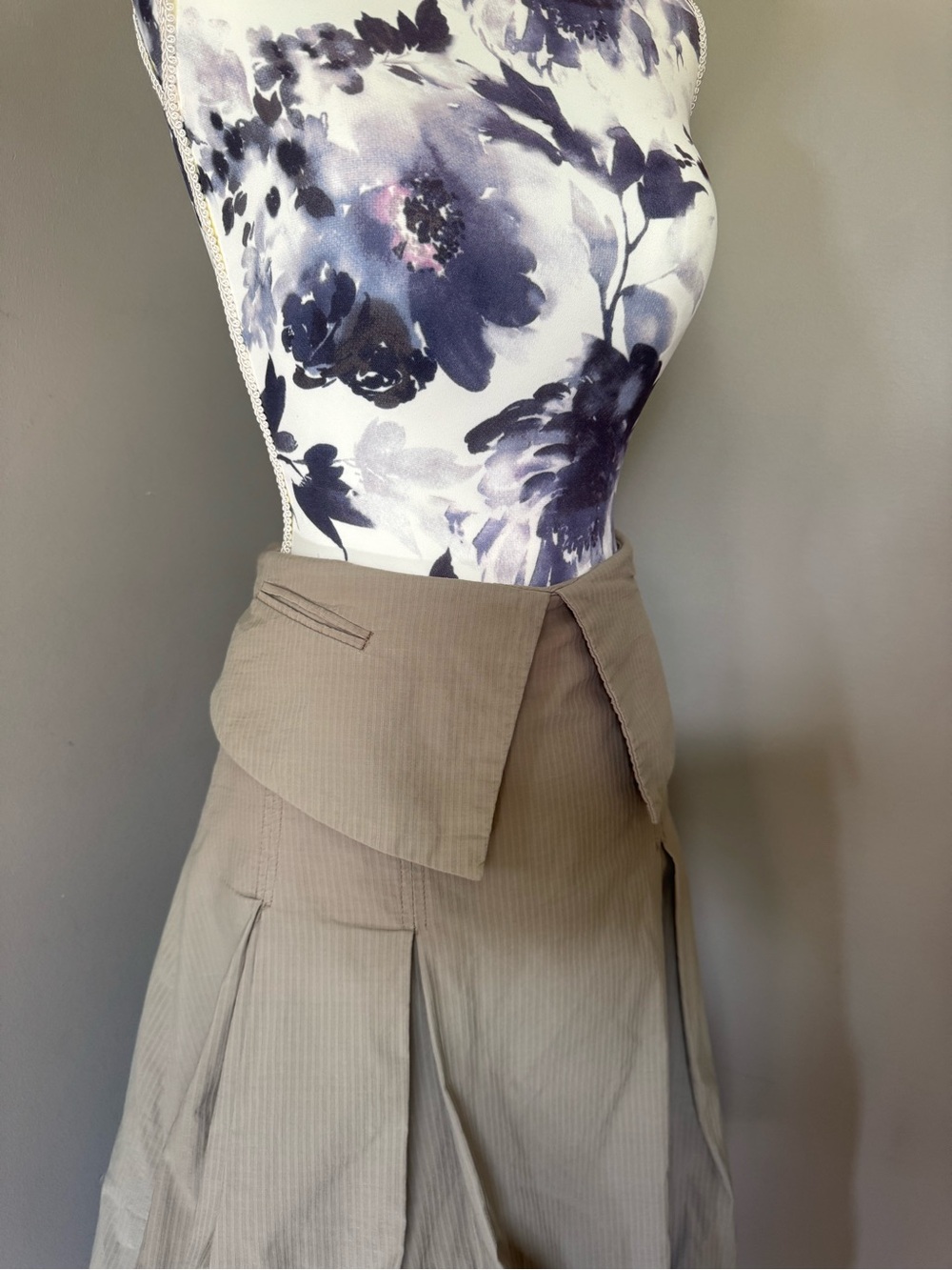 SUB.R High-Waist A-Line Bubble Hem Midi Skirt in Khaki - Picture 4 of 10